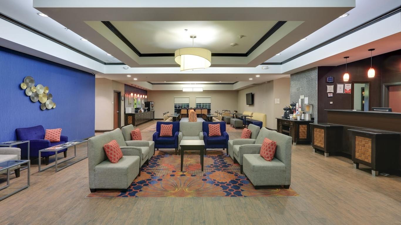 La Quinta Inn & Suites by Wyndham Denton - University Drive