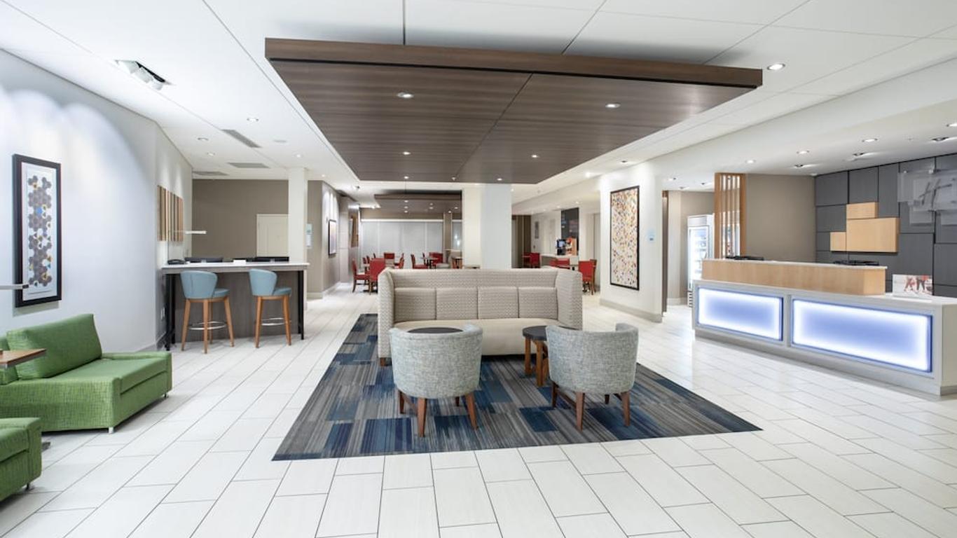 Holiday Inn Express & Suites Great Bend