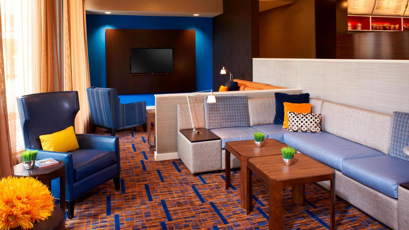 Courtyard by Marriott Chicago Deerfield