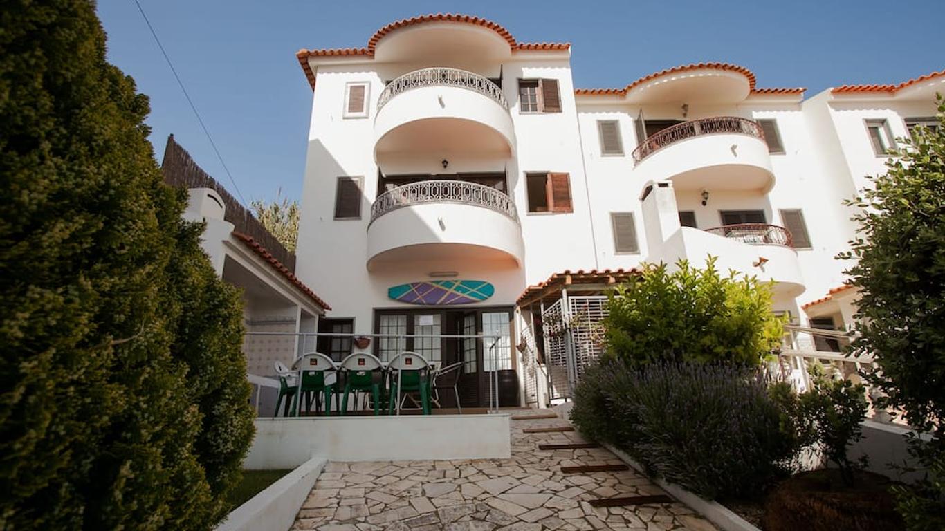 Ericeira Chill Hill Hostel & Private Rooms - Peach Garden